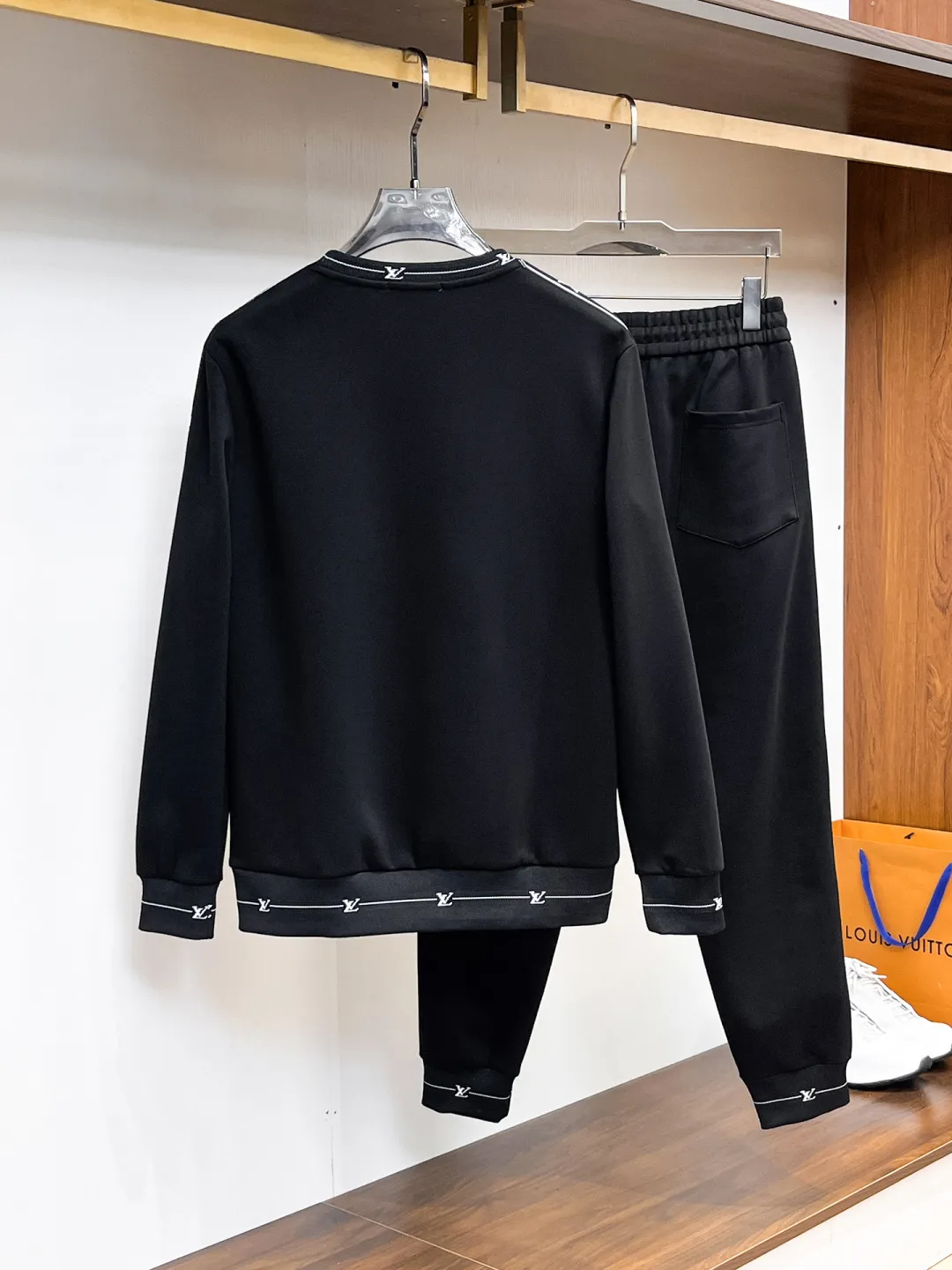 🅿️540 LV 2025 autumn and winter new counter, the same casual Tencel cotton fabric suit, breathable, comfortable and casual! Full of high-end feel! The details are exquisite and high-end, and the workmanship is impeccable! The original high-end fabric is very high-end! The fabric is crisp, anti-wrinkle and wear-resistant, warm, neat and stylish. Everyone must buy a set this autumn and winter. They must look cool and cool when wearing it. This is a model that we highly recommend! M-3XL